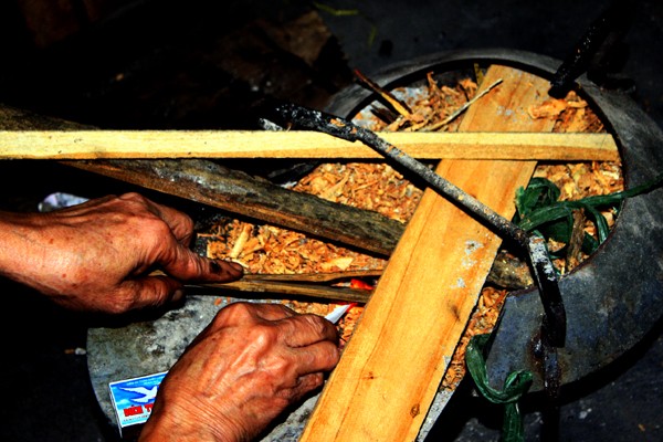 Những loại củi, mùn cưa dùng để nấu bếp tưởng như chỉ có ở nông thôn nay đã xuất hiện tại trung tâm thủ đô Hà Nội vì giá gas tăng vọt